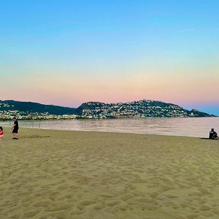 Roses Beach Buitenkant foto
